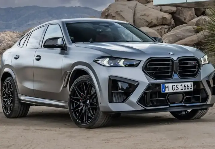 Szary BMW X6 M na tle pustynnego krajobrazu. Sprawdź aktualną bmw x6 cena i dostępne konfiguracje.