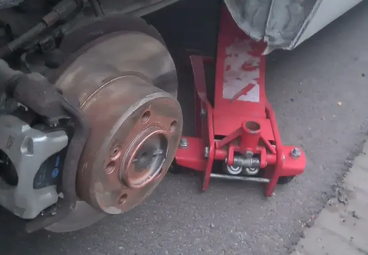 Jak łatwo i bezpiecznie zdjąć koło zapasowe w Renault Master – krok po kroku