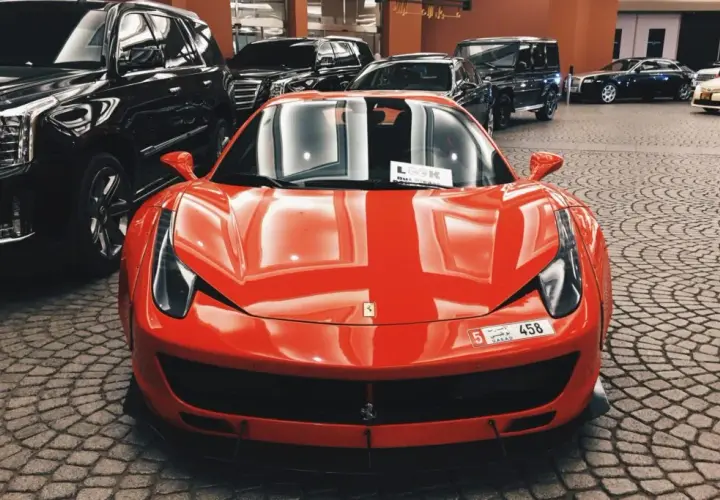Ile kosztuje nowe ferrari? Ceny modeli i co wpływa na ich wartość