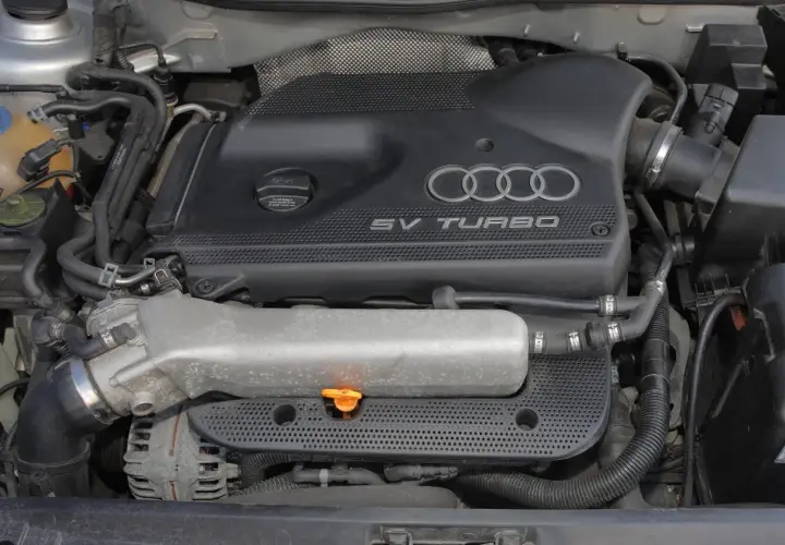 Silnik Audi 1.8T z napisem "SV TURBO". Zastanawiasz się, jakie Audi wybrać? Ten silnik to świetny wybór!