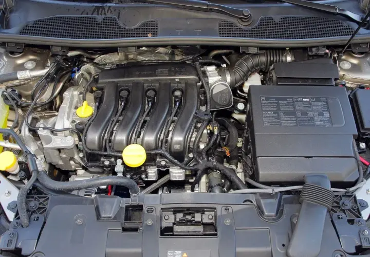 Silnik Renault Megane 3 z widocznymi przewodami i osłonami.