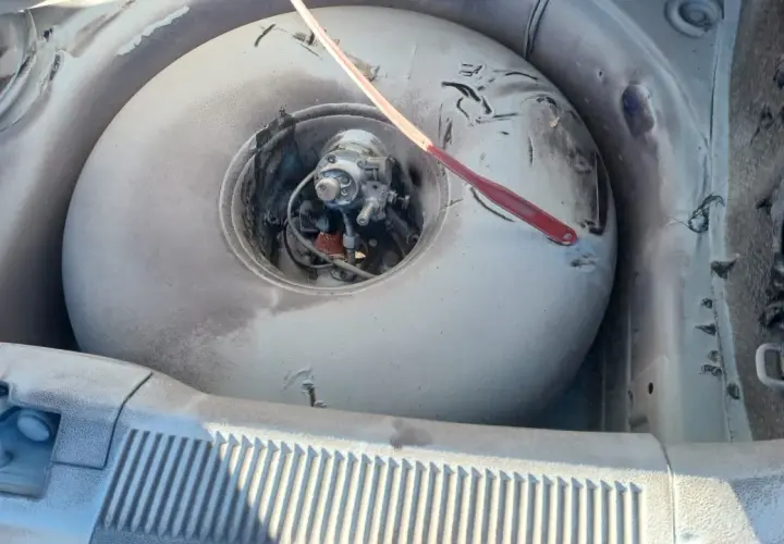 W bagażniku samochodu widoczna jest butla LPG. Ważne jest, aby wiedzieć, ile czasu jest ważna butla LPG, aby zapewnić bezpieczeństwo.