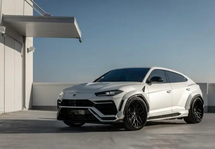 Biały Lamborghini Urus z czarnymi felgami, gotowy do galopu. Zastanawiasz się, ile koni ma Urus? Ten potwór ma ich 650!