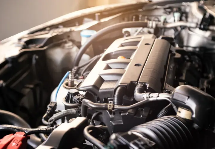 Zbliżenie na silnik samochodowy BMW E91, widoczne przewody i elementy mechaniczne.