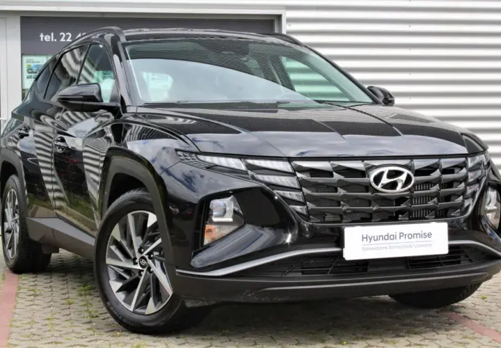Czarny Hyundai Tucson z przodu, z grillem i światłami LED.