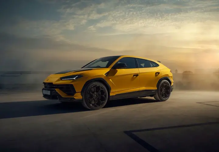 Żółty Lamborghini Urus na tle zachodzącego słońca. Ten SUV ma moc 650 KM, co czyni go potężnym zwierzęciem na kołach.