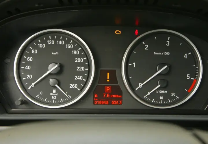 Jak skasować serwis BMW E60 - proste kroki, które musisz znać