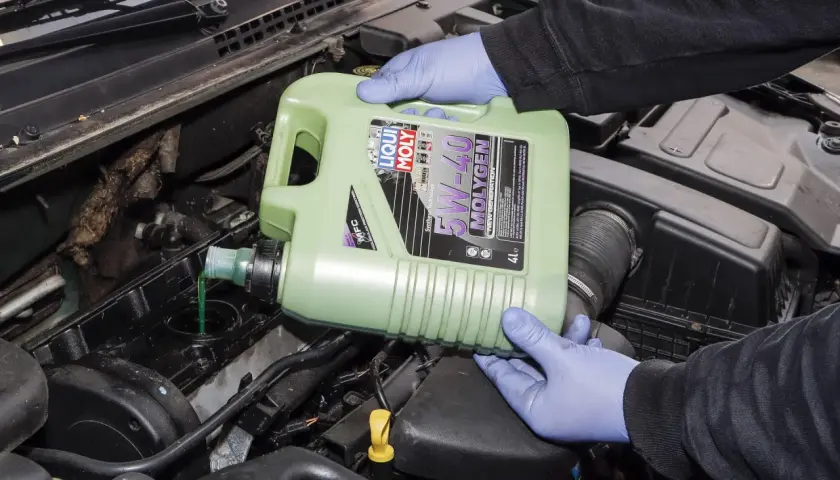 Wlewanie oleju Liqui Moly 5W-40 Molygen do silnika. Dobierz olej do swojego auta!