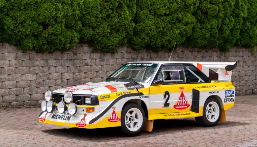 Biało-żółty Audi Sport Quattro z numerem 2, gotowy do rajdu.