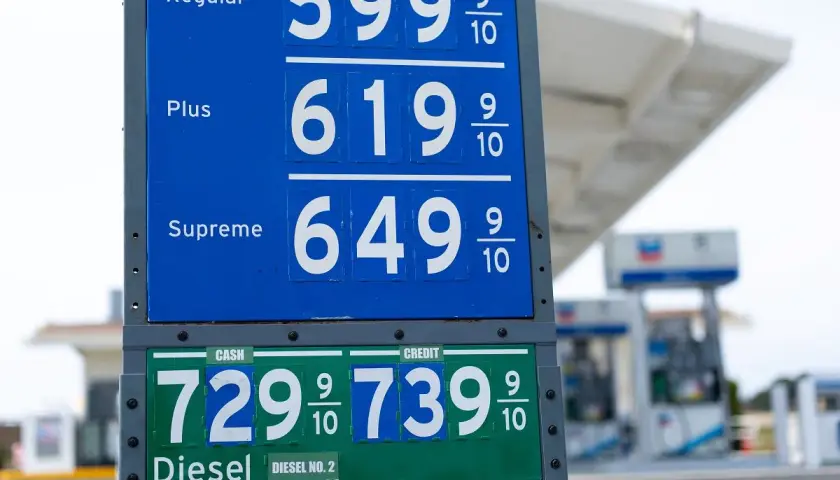 Ceny paliw w USA: Regular 5,99$, Plus 6,19$, Supreme 6,49$ za galon. Diesel 7,29$ (gotówka) lub 7,39$ (karta).