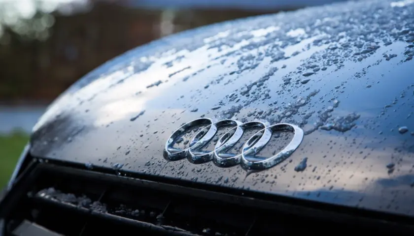 Krople wody na masce Audi. Zastanawiasz się, ile kosztuje lakierowanie auta po zimie?