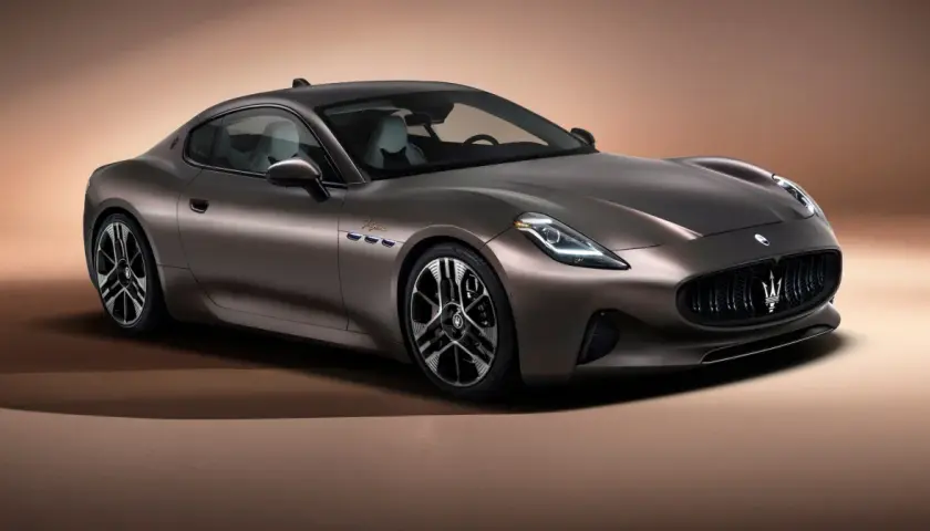 Elegancki, brązowy Maserati z charakterystycznym grillem i felgami. Luksus i moc w jednym.