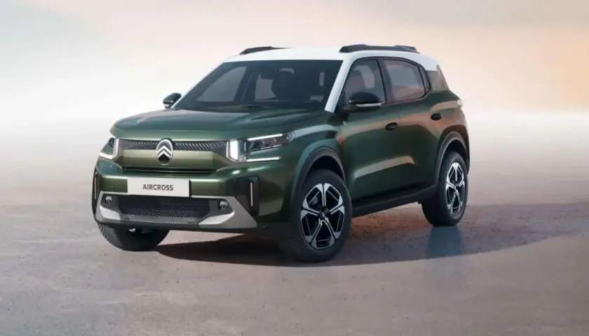 Zielony Citroën Aircross z białym dachem, stojący na szarym podłożu.