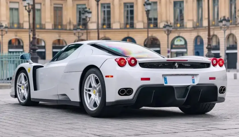 Białe Ferrari Enzo na bruku. Zastanawiasz się, ile kosztuje Ferrari Enzo? To marzenie wielu fanów motoryzacji.