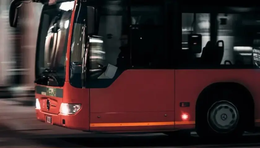 Czerwony autobus miejski w ruchu. Zastanawiasz się nad prawem jazdy kat D cena?