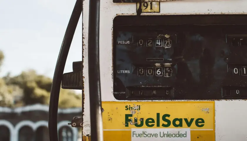Stara pompa paliwowa Shell z napisem "FuelSave". Dowiedz się, jak zneutralizować zapach benzyny po tankowaniu.