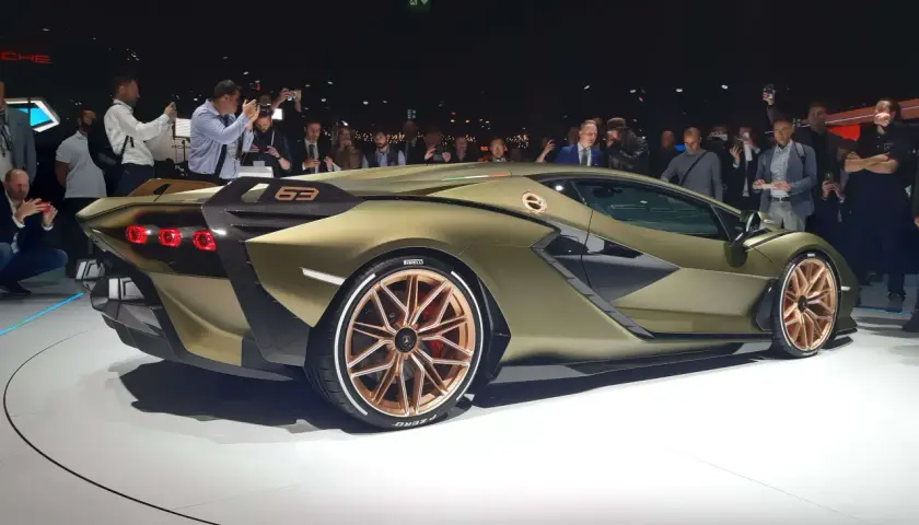 Złoty Lamborghini Sian, zaprezentowany na targach, budzi zachwyt. Zastanawiasz się, ile kosztuje lamborghini sian? To marzenie wielu fanów motoryzacji.