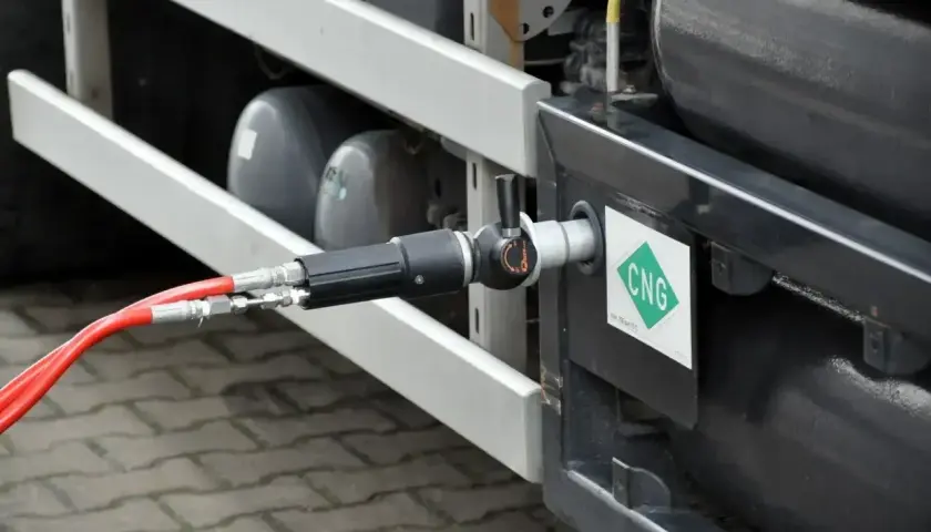 Złącze do tankowania gazu CNG. Szukasz, gdzie tankować cng? To zdjęcie pokazuje proces tankowania pojazdu gazem CNG.