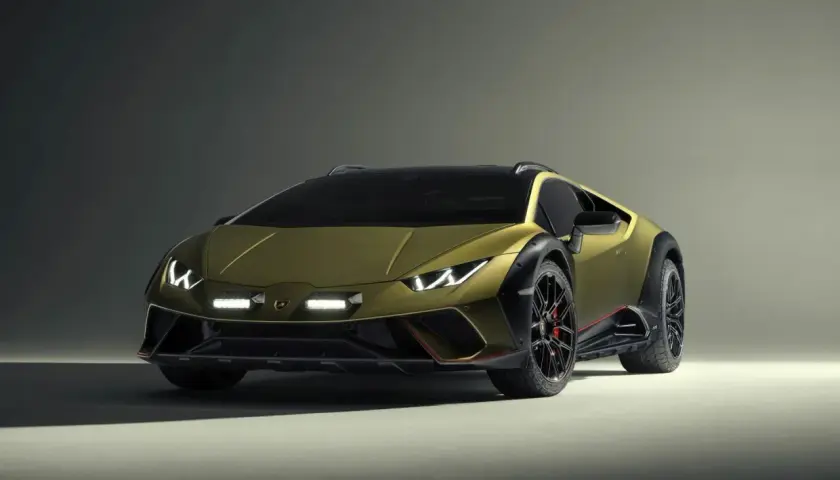 Złoty Lamborghini Huracan Sterrato, który pokazuje, jak się wymawia lamborghini, gotowy na przygodę.