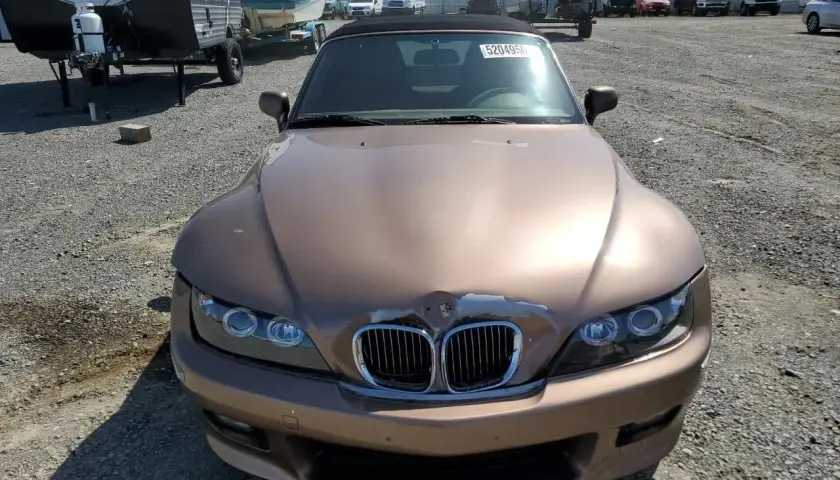 Brązowy kabriolet BMW Z3 z widocznymi uszkodzeniami maski i zderzaka.