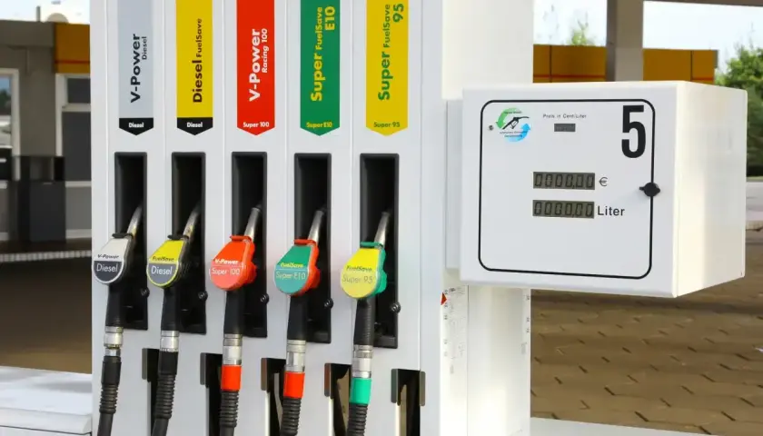 Stacja paliw z dystrybutorami: Diesel, V-Power, Super E10, Super 95. Czy to benzyna? Tak, Super E10 i Super 95 to benzyna.