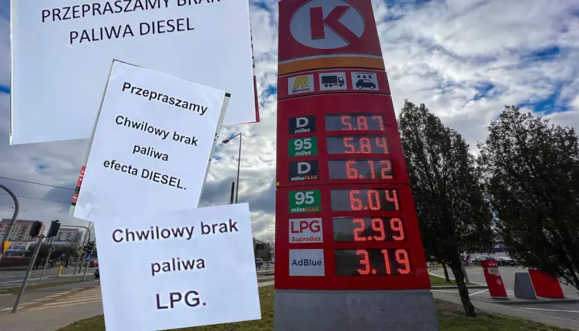 Na stacji paliw Circle K widać cennik z cenami paliw i tabliczki informujące o chwilowym braku paliwa. Czy ropa się pali? Nie, po prostu jej brakuje.
