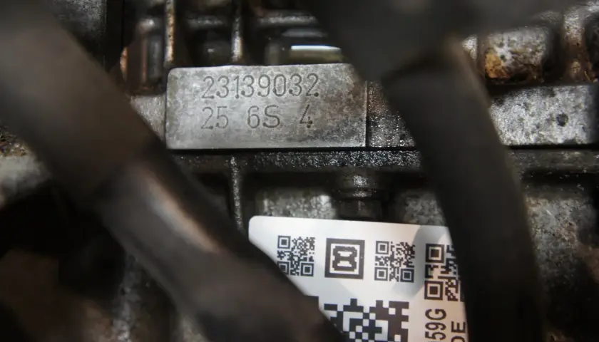 Oznaczenie silnika BMW: 23139032 25 6S 4. Zbliżenie na tabliczkę znamionową silnika, jak sprawdzić oznaczenie silnika BMW.
