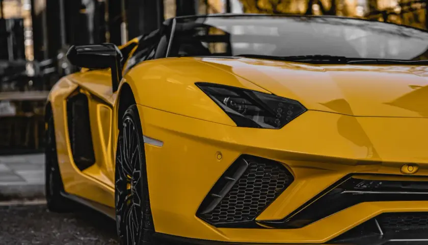 Żółte Lamborghini Aventador, marzenie wielu. Zastanawiasz się, ile kosztuje wynajem lamborghini na specjalną okazję?