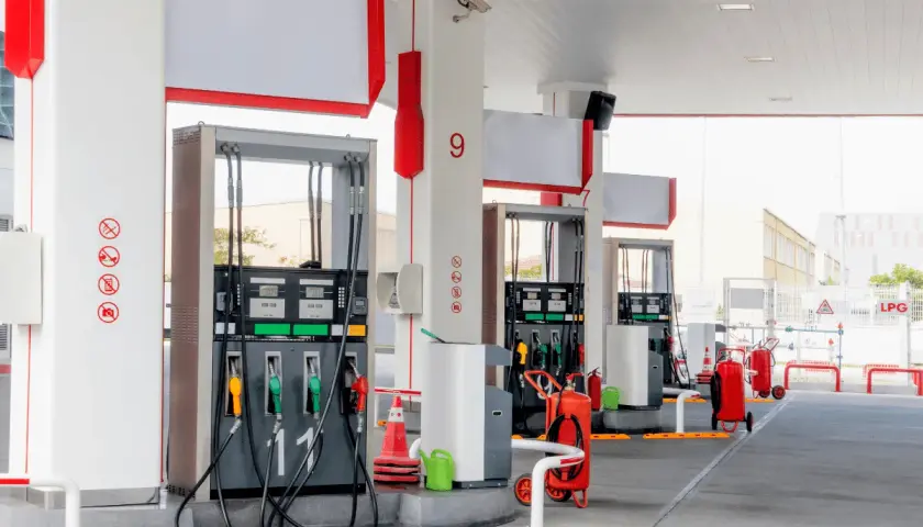 Stacja paliw z dystrybutorami. Tutaj znajdziesz paliwo, gdzie tankować diesla, a także LPG.
