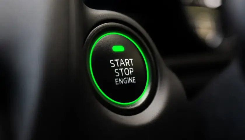 Przycisk "START STOP ENGINE" świeci na zielono. Czy można odpalać diesla od benzyny? To pytanie, na które ten przycisk nie odpowie.