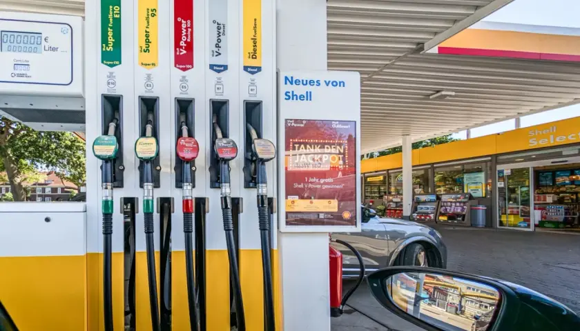 Na stacji Shell w Niemczech, cena za litr diesla jest widoczna na dystrybutorze.