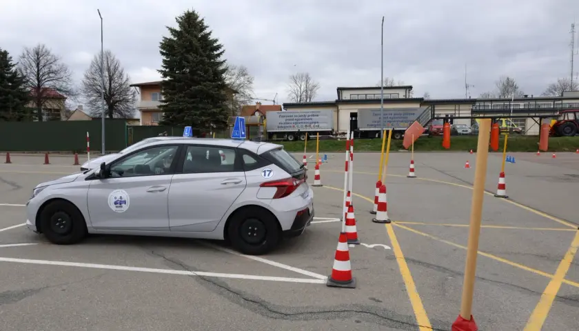 Plac manewrowy WORD Rzeszów, samochód do nauki jazdy kat. B, pachołki i tyczki do ćwiczeń.