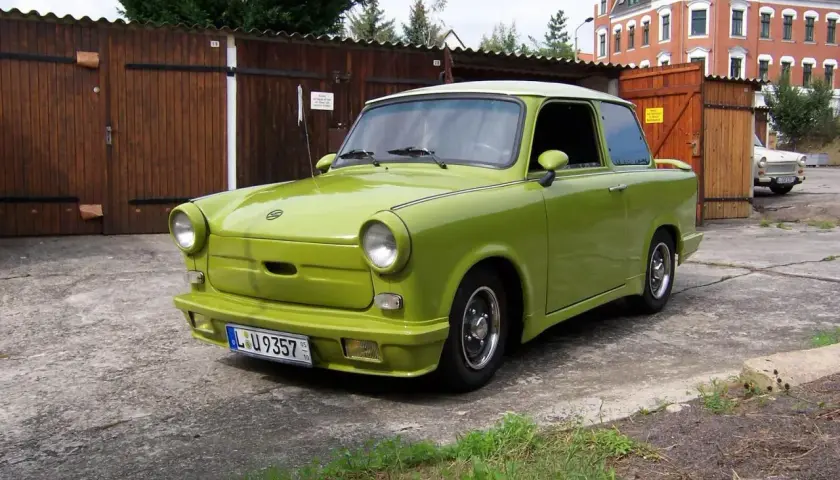 Zielony Trabant, choć wygląda lekko, nie był z plastiku. Jego karoseria wykonana była z duroplastu, materiału przypominającego tworzywo sztuczne.