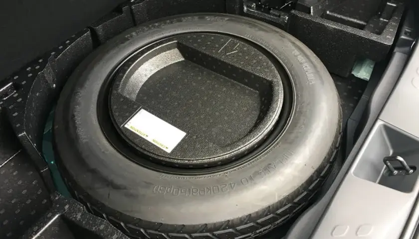 Gdzie jest koło zapasowe w Toyota Yaris? Odkryj ważne informacje