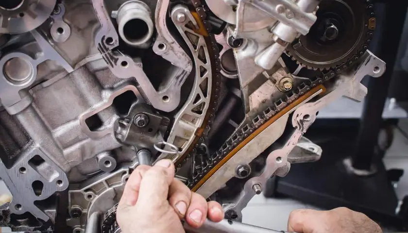 Mechanik sprawdza stan rozrządu silnika, kluczowy element do prawidłowego działania.