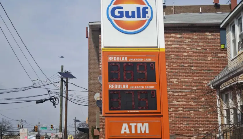 Cena diesla w USA: na tablicy Gulf widać cenę 3.69 za galon gotówką i 3.85 za galon kartą.