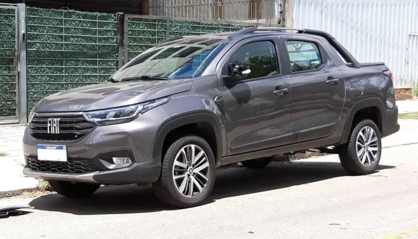 Szary Fiat Titano z tablicą rejestracyjną Urugwaju stoi na ulicy.