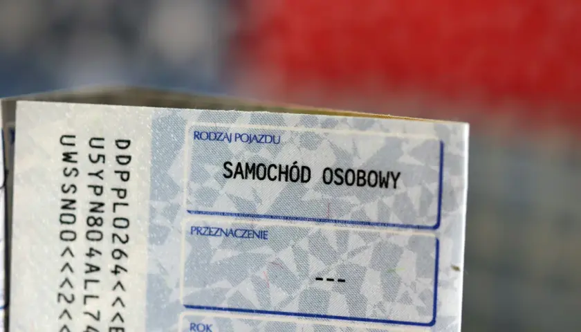 Fragment polskiego dowodu rejestracyjnego z napisem "SAMOCHÓD OSOBOWY".