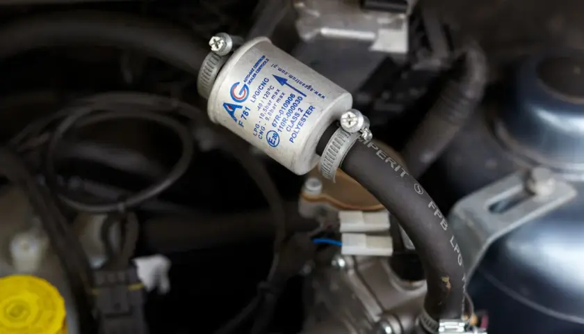 Filtr gazu LPG/CNG AG F 781. Pokazuje jak wymienić filtr gazu w samochodzie, element kluczowy dla prawidłowego działania instalacji.