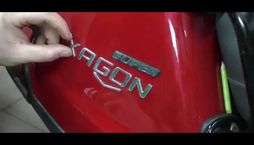 Jak skutecznie przykleić emblemat do karoserii bez błędów