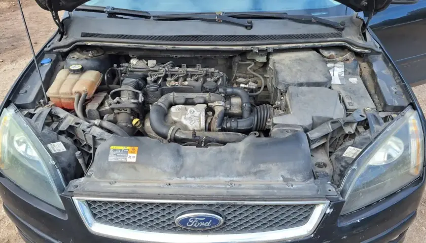 Silnik Ford Focus MK2 1.6 benzyna, widok komory silnika.