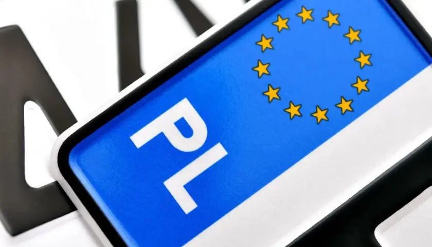 Polskie tablice rejestracyjne z symbolem UE. Zastanawiasz się, ile kosztuje przerejestrowanie samochodu?