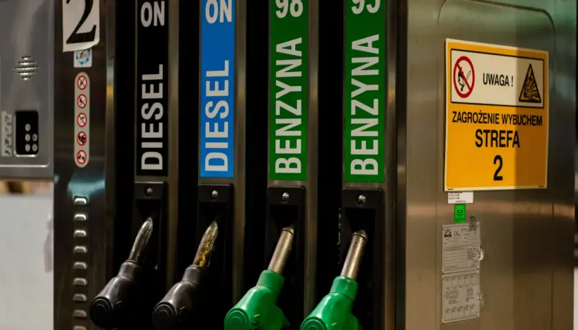 Jaki kolor ma diesel i co mówi o jego jakości? Sprawdź teraz