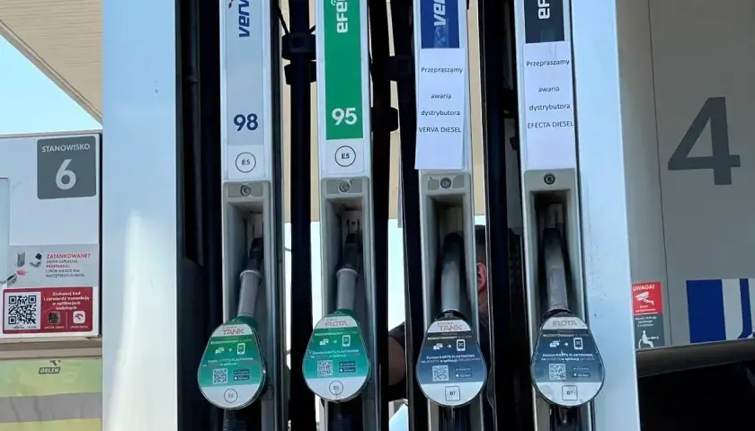 Stacja paliw z dystrybutorami benzyny 98, 95 i diesla. Czy diesel jest cięższy od benzyny? Sprawdź na dystrybutorze.