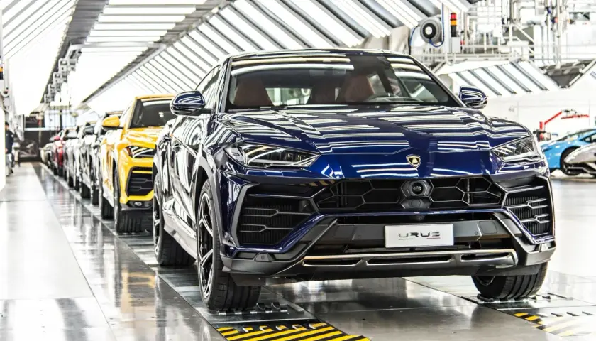 Linia produkcyjna w fabryce Lamborghini, gdzie powstają luksusowe SUV-y.