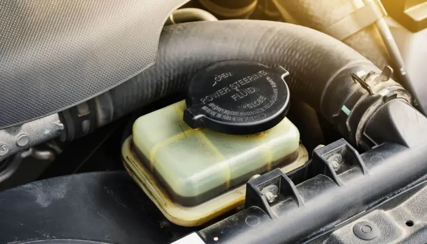 Zbiorniczek płynu wspomagania kierownicy w samochodzie.