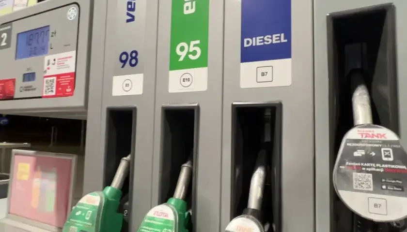 Na stacji paliw widać dystrybutory z paliwami: 98, 95 i DIESEL. Czy na pewno chcesz zatankować on to disel?