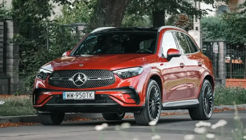 Czerwony Mercedes GLC na polskich tablicach rejestracyjnych. Zastanawiasz się, ile pali ten model?