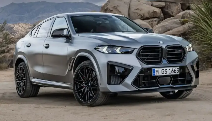 Szary BMW X6 M na tle pustynnego krajobrazu. Sprawdź aktualną bmw x6 cena i dostępne konfiguracje.