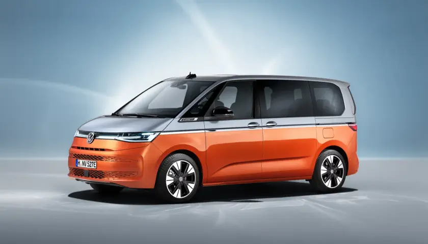 Pomarańczowo-szary Volkswagen Multivan T7 prezentuje się nowocześnie.